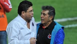 Fidel Kuri, platicando con Reinoso durante un partido con el Veracruz