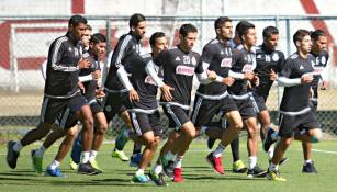 Plantilla de Chivas realizando un entrenamiento en Verde Valle