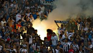 Aficionados de Rayados queman butacas del Cuauhtémoc