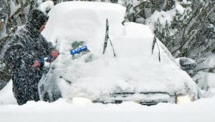 Auto bajo la nieve en Nueva York