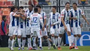 Jugadores del Pachuca festejan un gol contra el América 