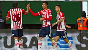 Jugadores de Chivas festejan una anotación contra Tigres