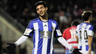 Carlos Vela disputa un balón en partido de la Real Sociedad