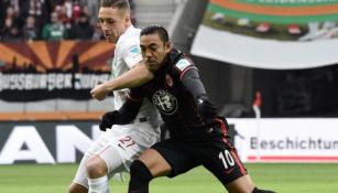 Marco Fabián peleando el esférico en la Bundesliga