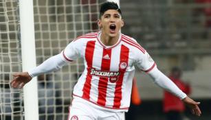 Alan Pulido festeja un gol con el Olympiacos