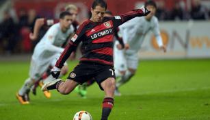 Chicharito cobrando un penalti con el Bayer Leverkusen