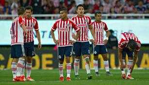 Jugadores de Chivas se lamentan tras empate por 2-2 contra Tigres