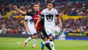 Luis Fuentes cubre el balón en juego contra Atlas