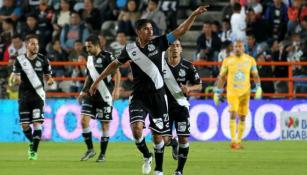 Patricio Araujo festeja gol contra Pachuca