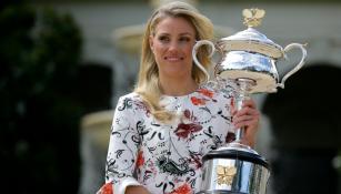 La alemana posa con el trofeo del Abierto de Australia en Melbourne