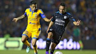 Javier Aquino y George Corral pelean por un balón