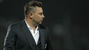 Antonio Mohamed observa un partido