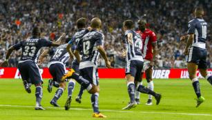 Jugadores del Monterrey festejan uno de sus goles contra Veracruz