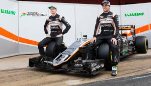 Checo Pérez posa con el monoplaza de Force India