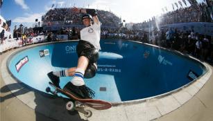 Tony Hawk realiza uno de sus trucos en la patineta