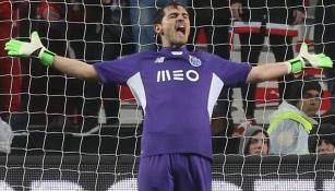 Iker Casillas grita en partido con el Porto