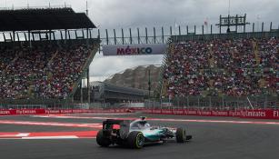 Hamilton, cruzando el Foro Sol en su Mercedes