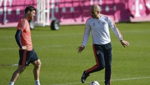 Xabi Alonso en entrenamiento con Pep Guardiola