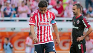 Omar Bravo lamentando el fallo del penalti