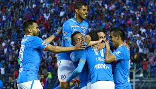 Jugadores de Cruz Azul festejan gol contra Monterrey