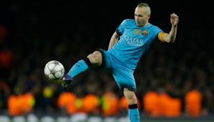 Iniesta, durante un partido de Champions con el Barça