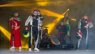 Los luchadores posan en el garage de Checo Pérez