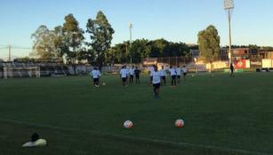 Jugadores de Pumas entrenando en Paraguay