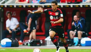 Javier Hernández controla el esférico