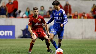 Jugadores de Tigres y Real Salt Lake pelean el balón 