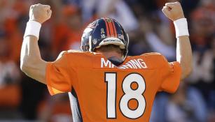 Peyton Manning alza los brazos en señal de triunfo