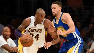 Bryant intenta evadir la marca de Curry