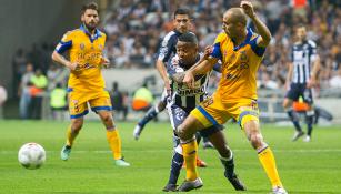 Guido Pizarro y Dorlan Pabón disputan el balón durante el Clásico Regio