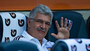 Ricardo Ferretti saluda previo al encuentro frente a Monterrey