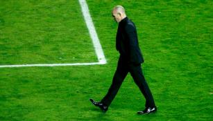 Paco Jémez abandona el campo luego de un partido de futbol