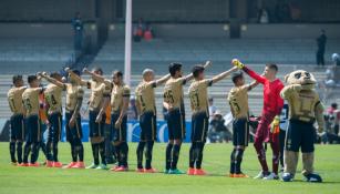 Los jugadores de Pumas al momento de la entonación del himno