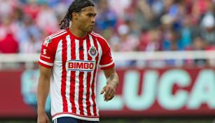 Carlos Peña en un duelo con las Chivas 