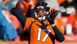 Brock Osweiler lanza pase en partido de Broncos