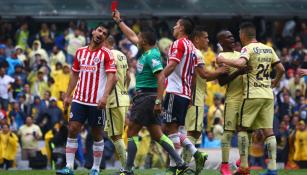 Fernando Guerrero expulsa a Salcido en el Clásico pasado