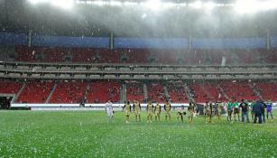 Así arrancó el duelo con la tormenta presente