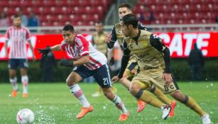 Momento del enfrentamiento entre Chivas y Dorados 