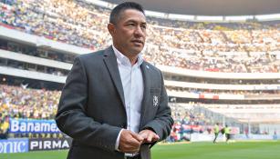 Nacho Ambriz camina en el césped del Azteca