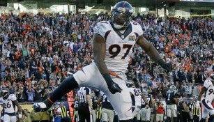 Malik Jackson festeja touchdown de Broncos en el Super Bowl 50