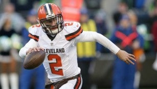 Johnny Manziel durante un partido con los Browns