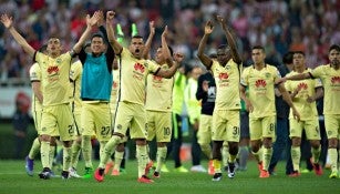 Jugadores azulcremas festejando la victoria en el Clásico