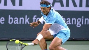 Nadal golpea la pelota en Indian Wells