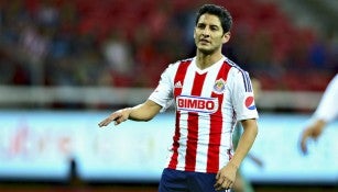 Ángel Reyna se queja en partido de Chivas