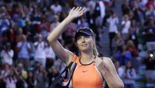 Sharapova saluda al público tras un partido