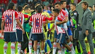 Jugadores de Guadalajara y América al término del Clásico Nacional