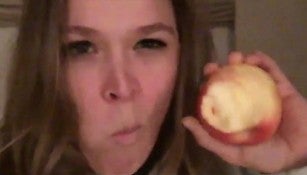 Ronda Rousey muerde una manzana