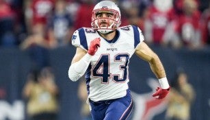 Nate Ebner corre durante una jugada con Nueva Inglaterra